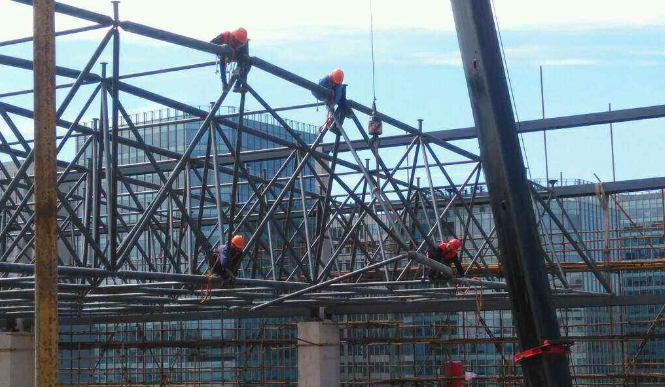 日喀则论网架装配施工中搭设脚手架应当留神的事故